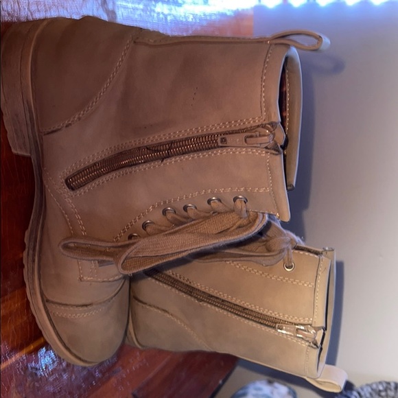 Boots - Picture 3 of 4